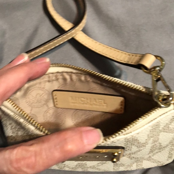 Small Michael Kors Wristlet - Picture 3 of 4